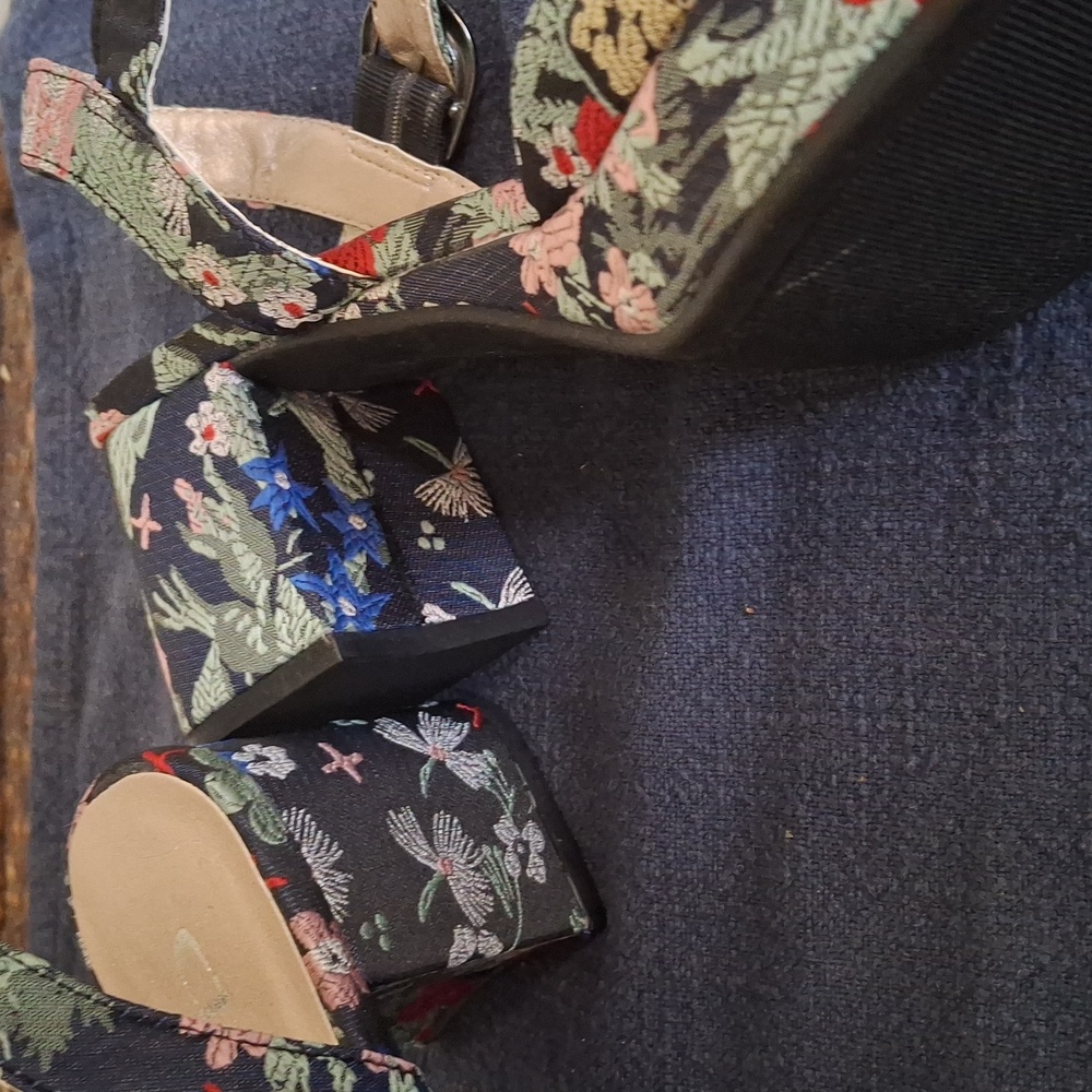 CL by Laundry Women's Floral Platform Sandals - Black - Picture 4 of 7